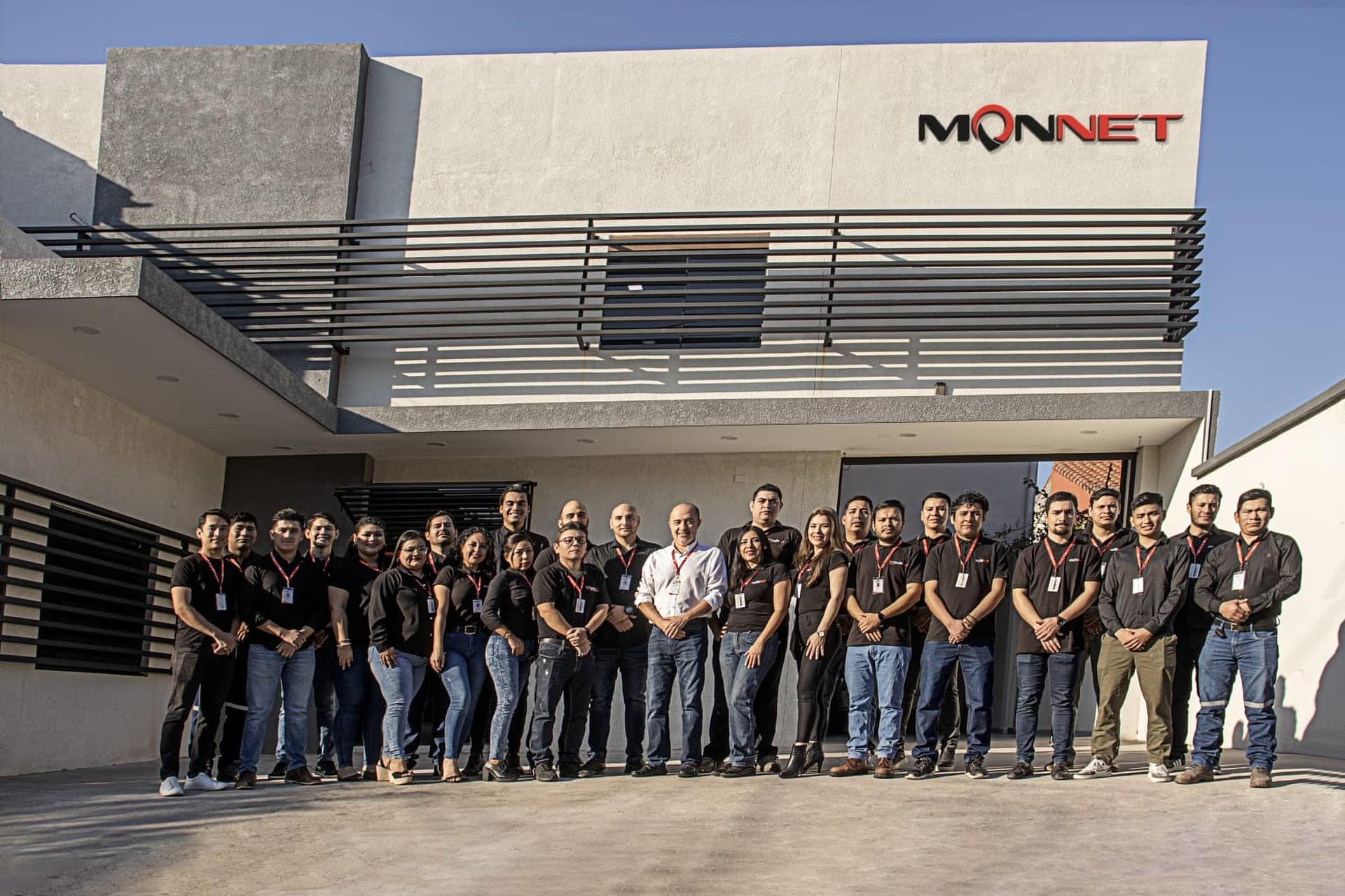 Equipo de Monnet Technologies frente a la sede de la empresa